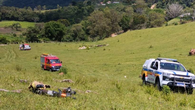Motorista morre após carreta descer ribanceira em estrada zona rural de Extrema