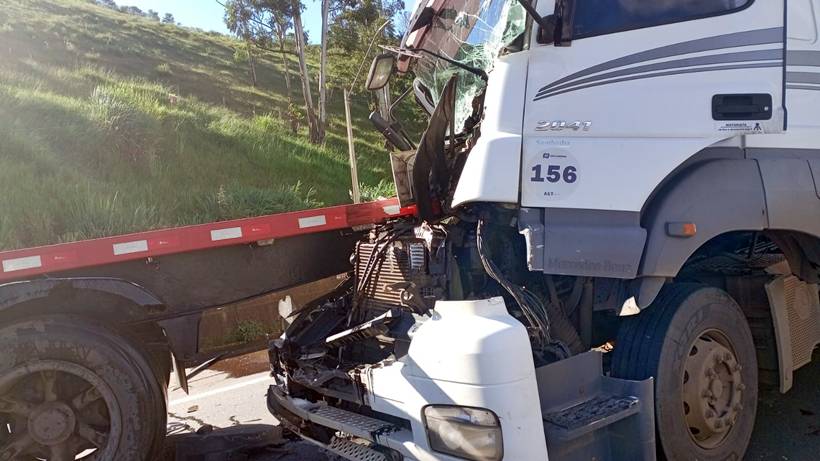 Carretas se envolvem em engavetamento e travam trânsito na Fernão Dias