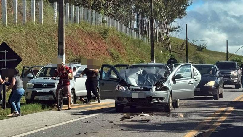 Criança de 9 anos fica ferida após acidente entre dois carros na BR-459, em Piranguinho