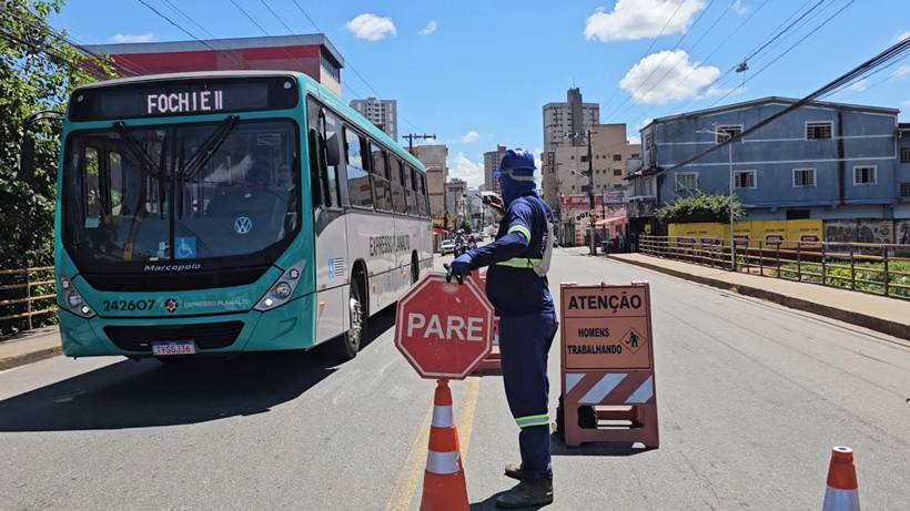 Obra da Copasa deixa tráfego em pare e siga na entrada do bairro São Geraldo