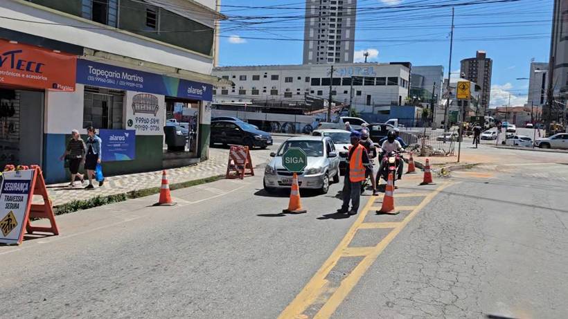 Obra da Copasa deixa tráfego em pare e siga na entrada do bairro São Geraldo