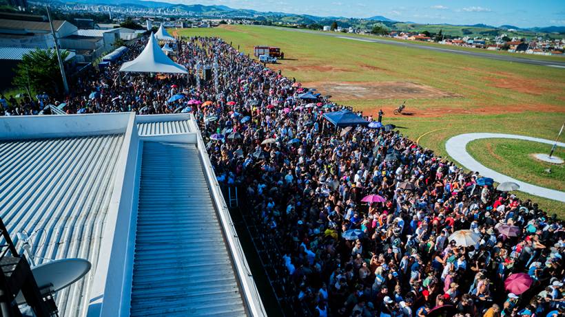 Apresentação da Esquadrilha da Fumaça reúne milhares de pessoas em Pouso Alegre