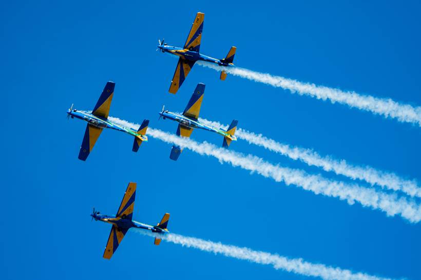 Apresentação da Esquadrilha da Fumaça reúne milhares de pessoas em Pouso Alegre