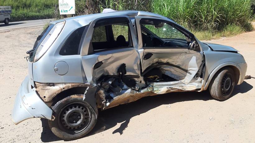 Mulher fica presa às ferragens em acidente após conversão proibida na BR-459