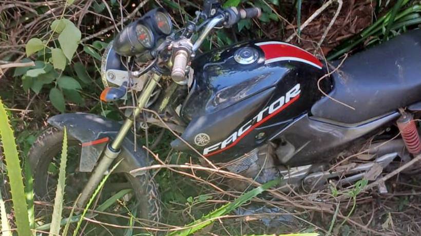 Moto furtada de motoboy é encontrada escondida em área de mata no Jardim Redentor
