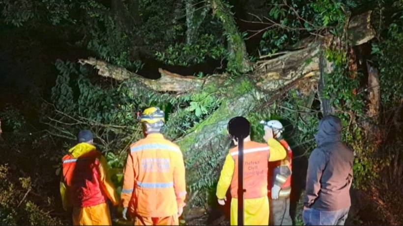 Temporal provoca alagamentos e inundações, além de queda de muros e árvores em Extrema
