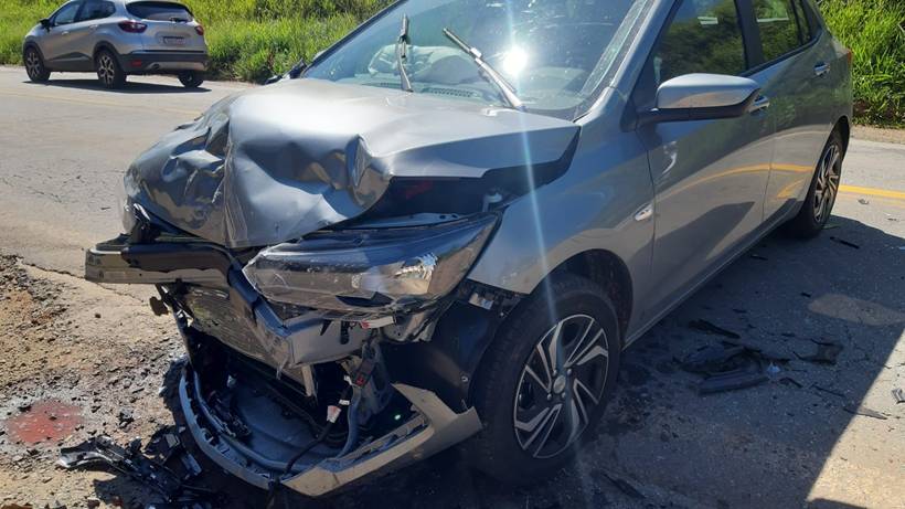 Mulher fica presa às ferragens em acidente após conversão proibida na BR-459