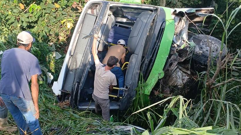 Motorista e cinco passageiros ficam feridos após ônibus cair de ponte na MG-290