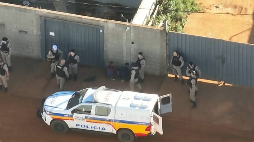 Após roubar carro e furtar loja, grupo é preso ao se esconder em prédio em construção