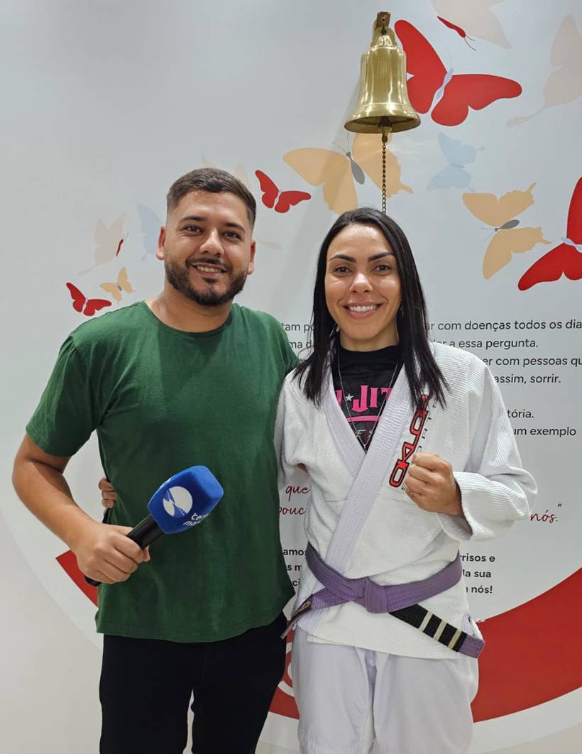 Após quase 30 sessões de radioterapia, atleta Bruna Abreu toca o sino junto de amigos e familiares