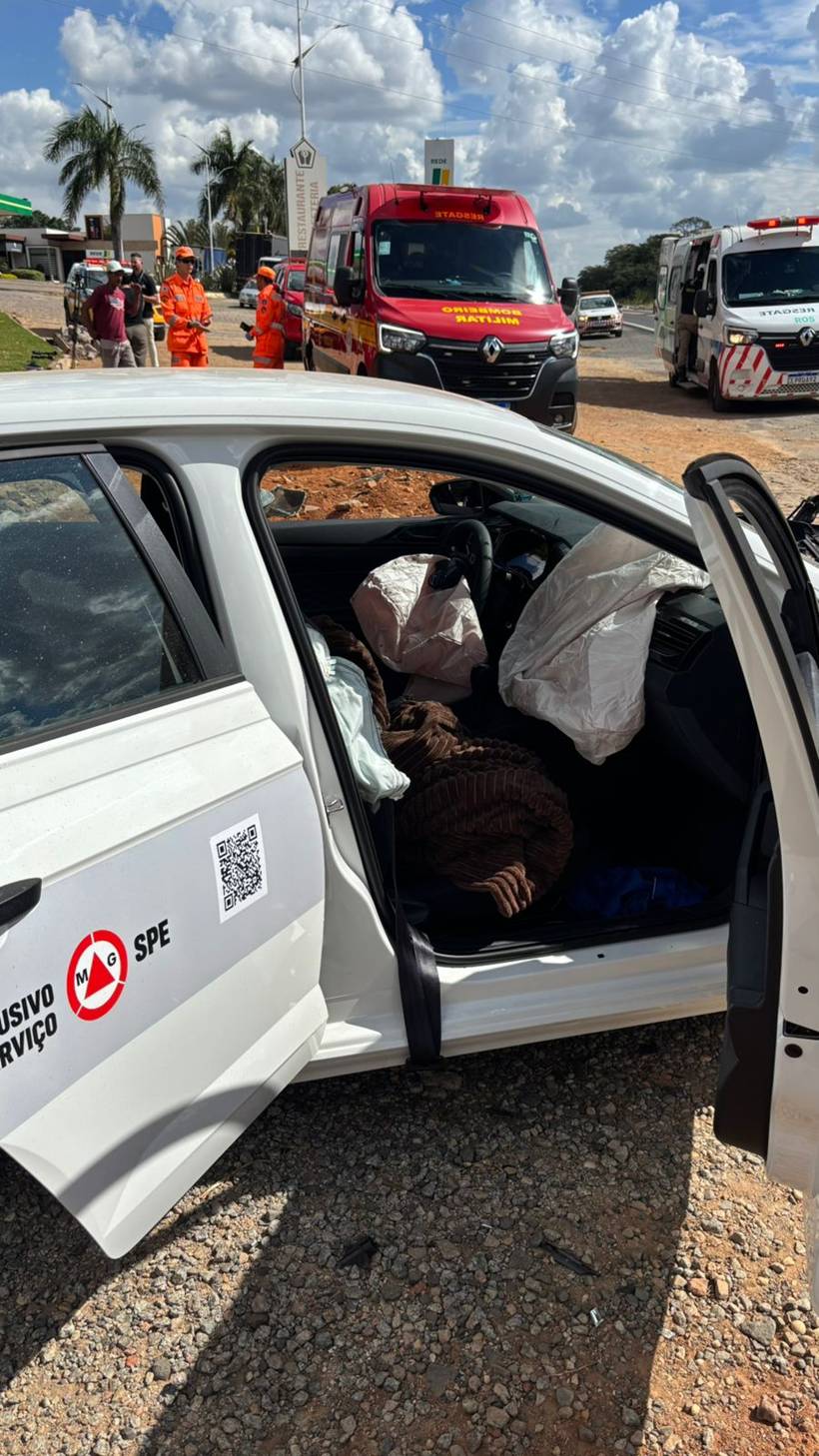 Veículo da Secretaria de Saúde de Minas se envolve em acidente com Hilux no Sul de Minas