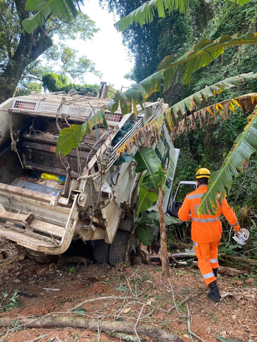 Caminhão de lixo perde freios e só para ao colidir em tronco de árvore em Extrema