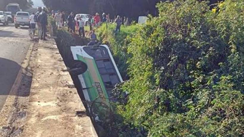Motorista e cinco passageiros ficam feridos após ônibus cair de ponte na MG-290