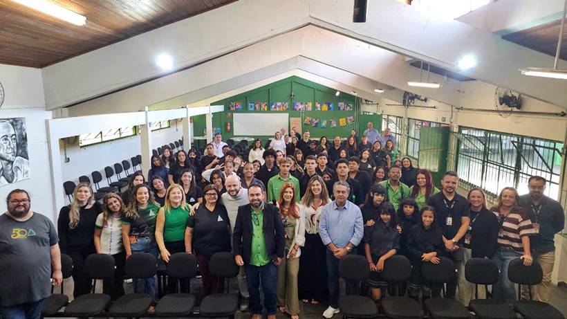 Secretário de Educação de MG visita escolas e dialoga com diretores e professores em Pouso Alegre