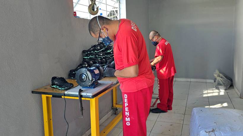 Mercadorias apreendidas pela Receita são descaracterizadas por presos para doação social / Presídio de Pouso Alegre