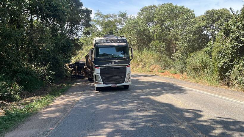 Motorista é preso por direção perigosa após caminhão tombar na MG-179