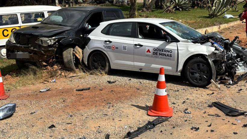 Veículo da Secretaria de Saúde de Minas se envolve em acidente com Hilux no Sul de Minas