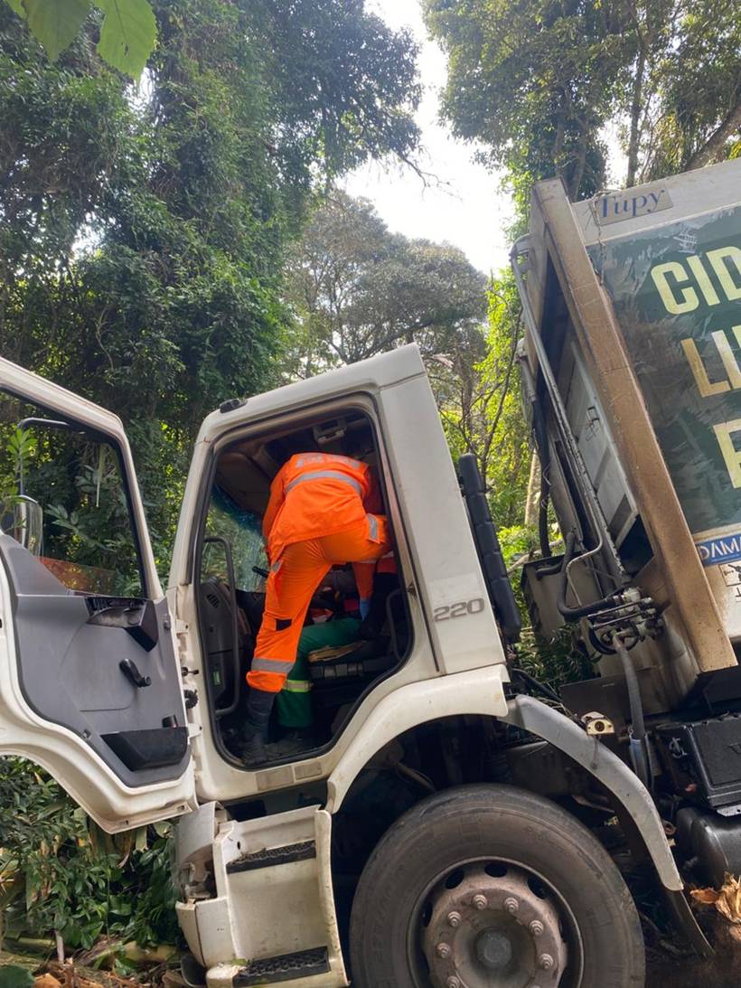 Caminhão de lixo perde freios e só para ao colidir em tronco de árvore em Extrema