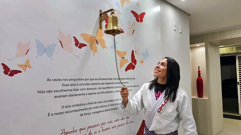 Após quase 30 sessões de radioterapia, atleta Bruna Abreu toca o sino junto de amigos e familiares