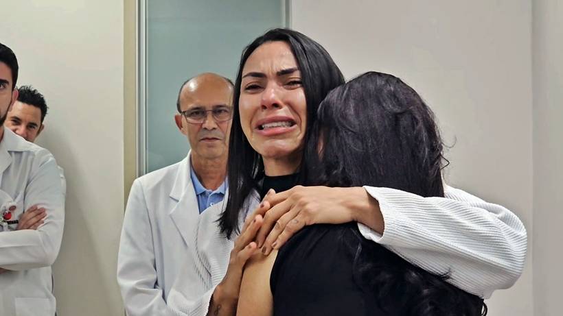 Após quase 30 sessões de radioterapia, atleta Bruna Abreu toca o sino junto de amigos e familiares