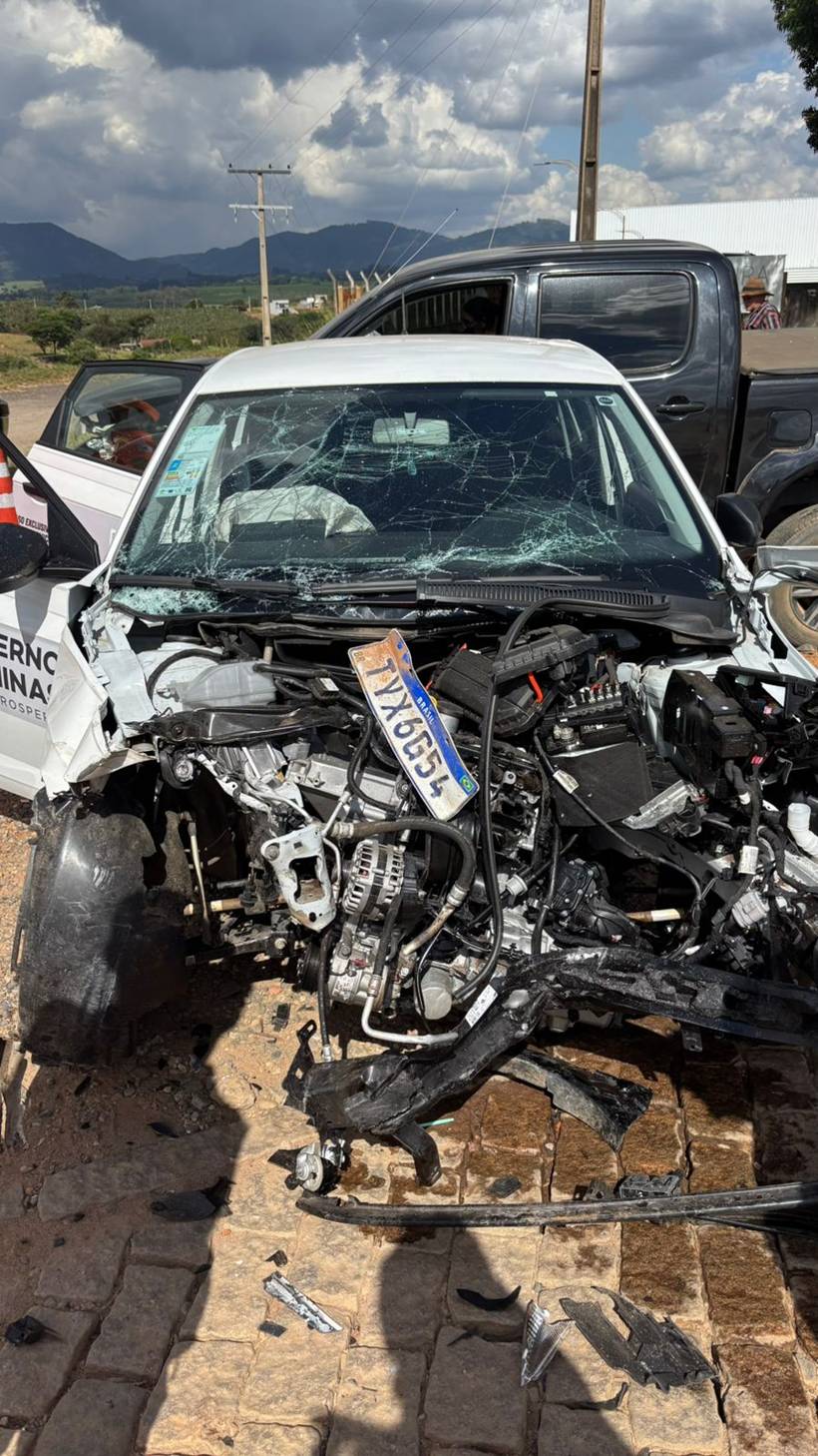 Veículo da Secretaria de Saúde de Minas se envolve em acidente com Hilux no Sul de Minas