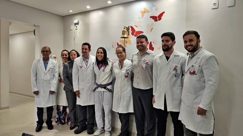 Após quase 30 sessões de radioterapia, atleta Bruna Abreu toca o sino junto de amigos e familiares