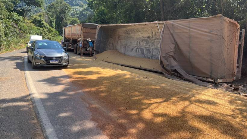 Motorista é preso por direção perigosa após caminhão tombar na MG-179