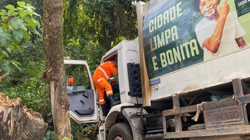 Caminhão de lixo perde freios e só para ao colidir em tronco de árvore em Extrema