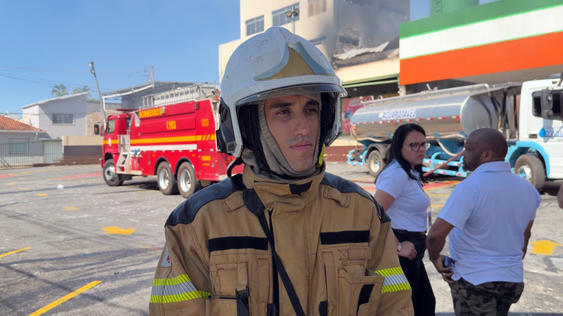 Bombeiros já gastaram 60 mil litros de água no combate ao incêndio no Supermercado Alvorada