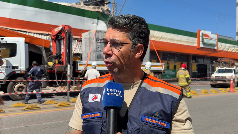 Defesa Civil pede para população respeitar área isolada em volta do supermercado, devido ao risco de colapso