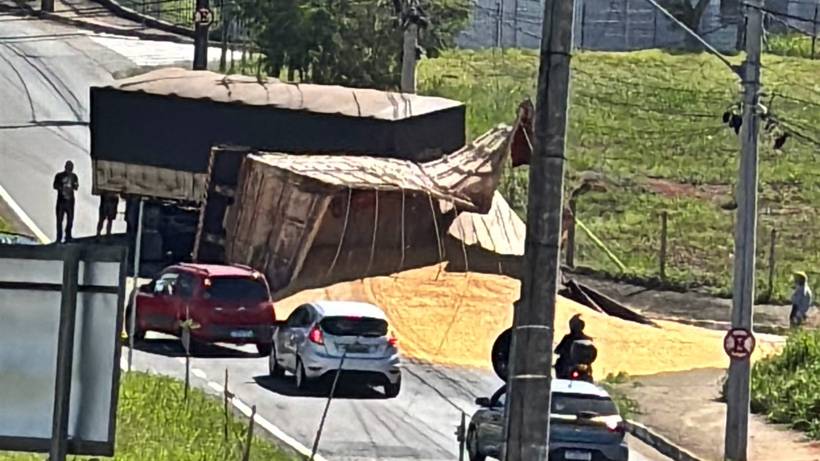 Carreta tomba no bairro Santa Rita I e carga de soja se espalha pela avenida
