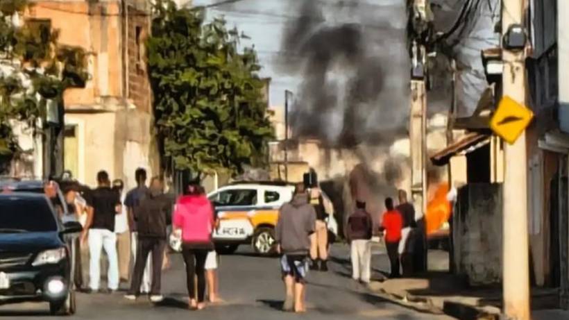 Crianças são atropeladas a caminho da escola e carro envolvido é incendiado pela população