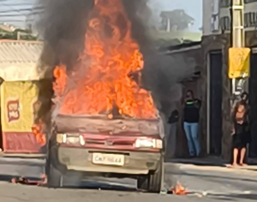 Crianças são atropeladas a caminho da escola e carro envolvido é incendiado pela população