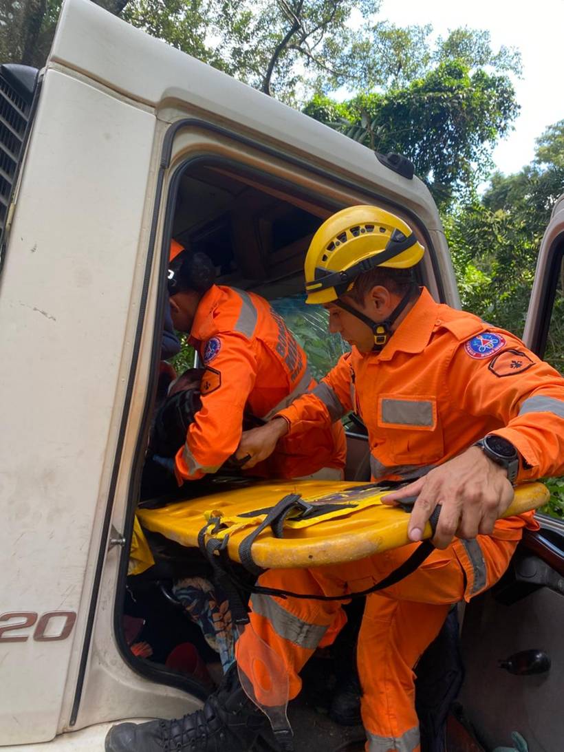 Caminhão de lixo perde freios e só para ao colidir em tronco de árvore em Extrema