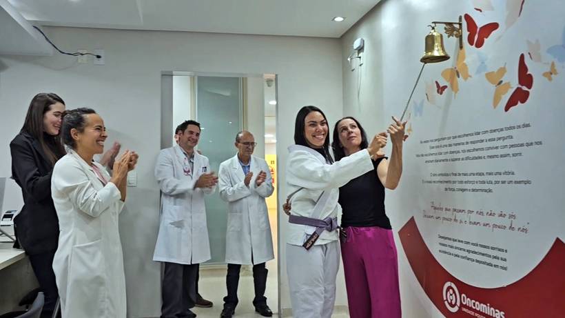 Após quase 30 sessões de radioterapia, atleta Bruna Abreu toca o sino junto de amigos e familiares