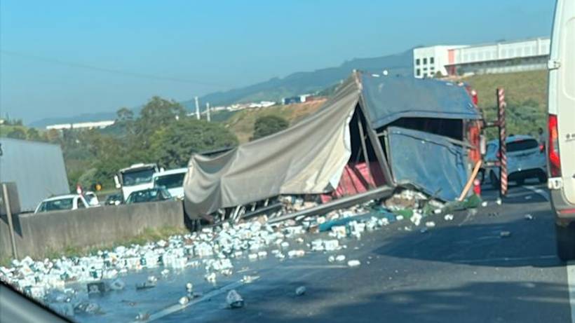 VÍDEO: Carreta tomba na Fernão Dias e pessoas saqueiam carga de cerveja em Extrema