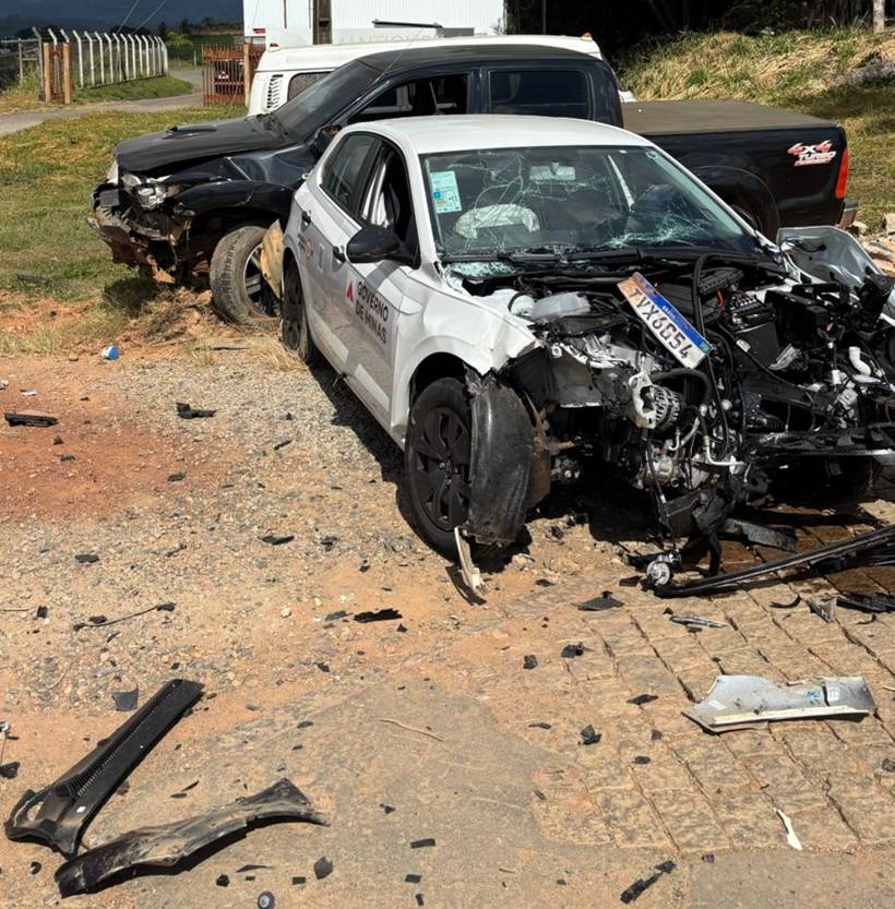 Veículo da Secretaria de Saúde de Minas se envolve em acidente com Hilux no Sul de Minas