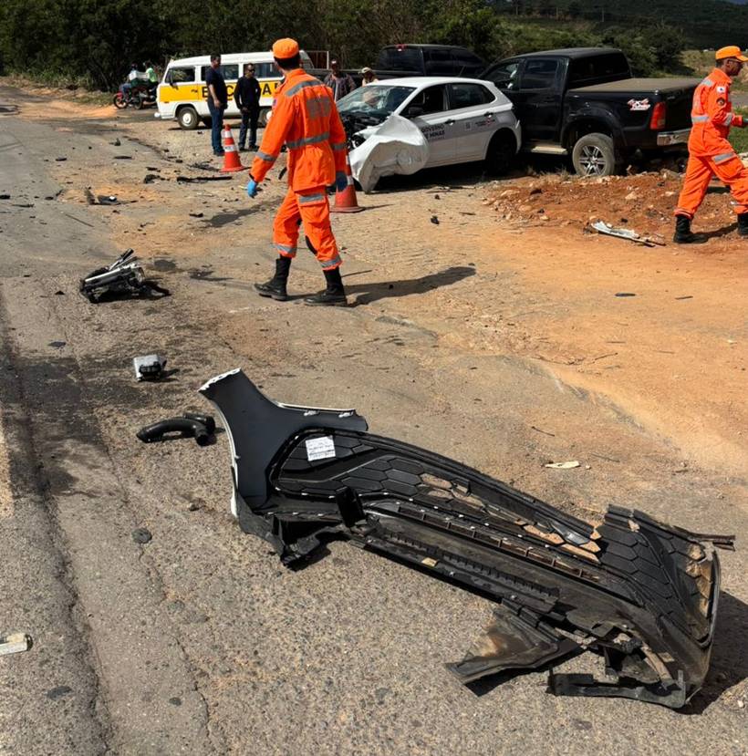 Veículo da Secretaria de Saúde de Minas se envolve em acidente com Hilux no Sul de Minas