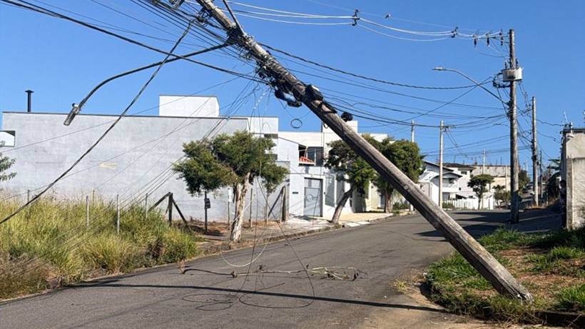 VÍDEO: Máquina carregada em caminhão guincho atinge fiação e deixa clientes sem luz