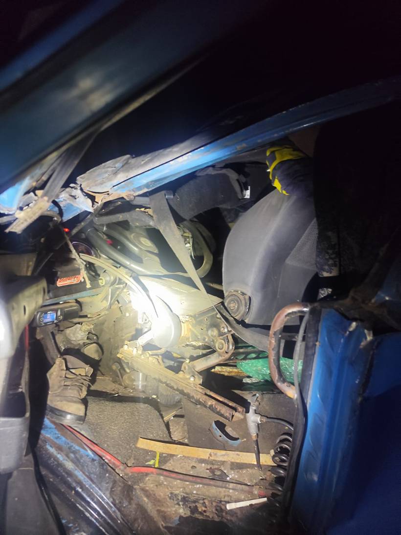 Caminhão tomba na MG-350, em Delfim Moreira, após motorista dormir ao volante