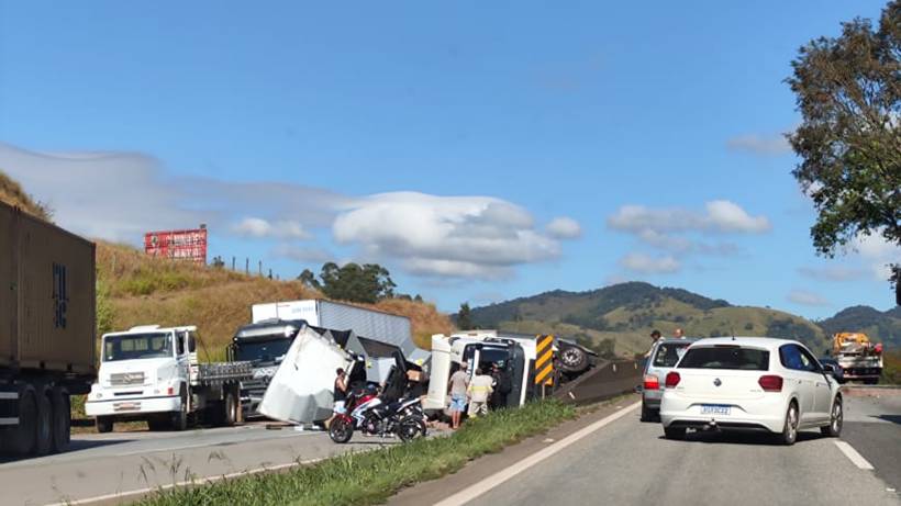VÍDEO: Pessoas saqueiam carga de caminhão que tombou na Fernão Dias