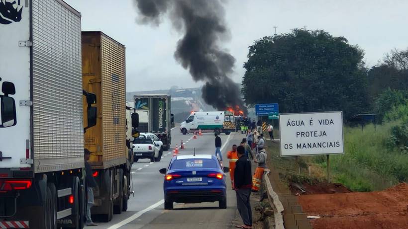 Carro é destruído por incêndio na Rodovia Fernão Dias
