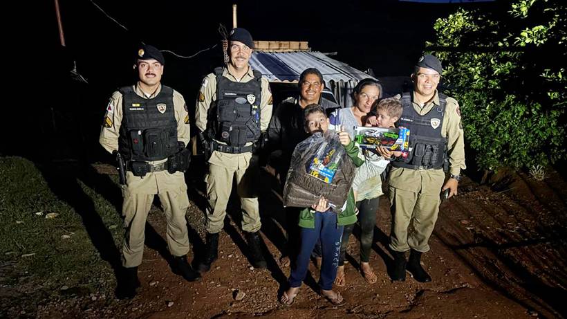 Policiais Militares realizam ação social e doam cobertores para famílias em Turvolândia