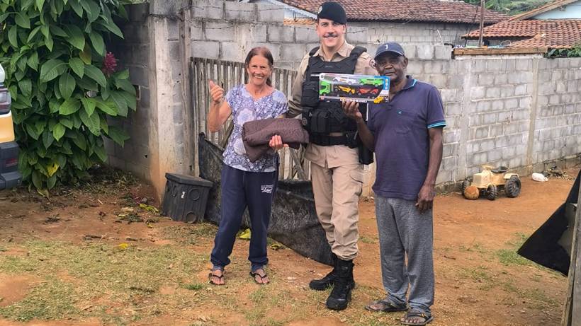 Policiais Militares realizam ação social e doam cobertores para famílias em Turvolândia