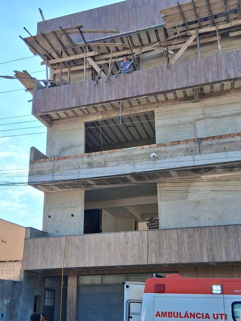 Caminhão com mais de 60 bois tomba na BR-459; Prefeitura investiga animal amarrado em rua