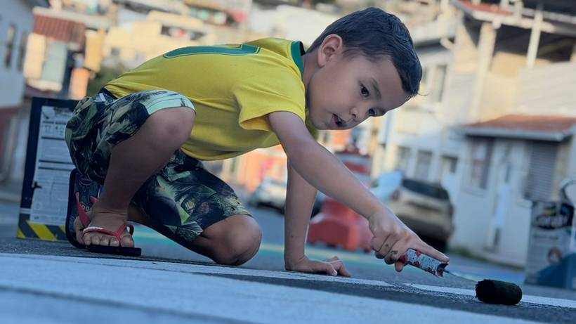 Em clima de copa, artes de Diego Miranda alegram rua em Pouso Alegre