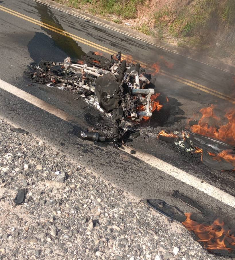 Mãe e filho morrem após colisão frontal entre moto e carro na MGC-146, em Jacutinga