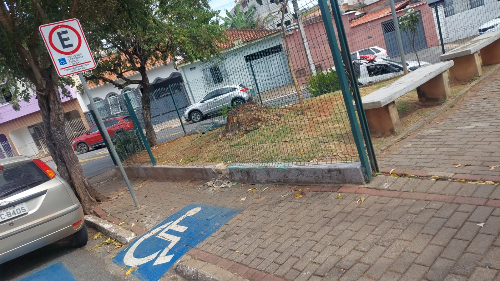 Motorista perde controle e carro invade posto de saúde no Esplanada, em Pouso Alegre