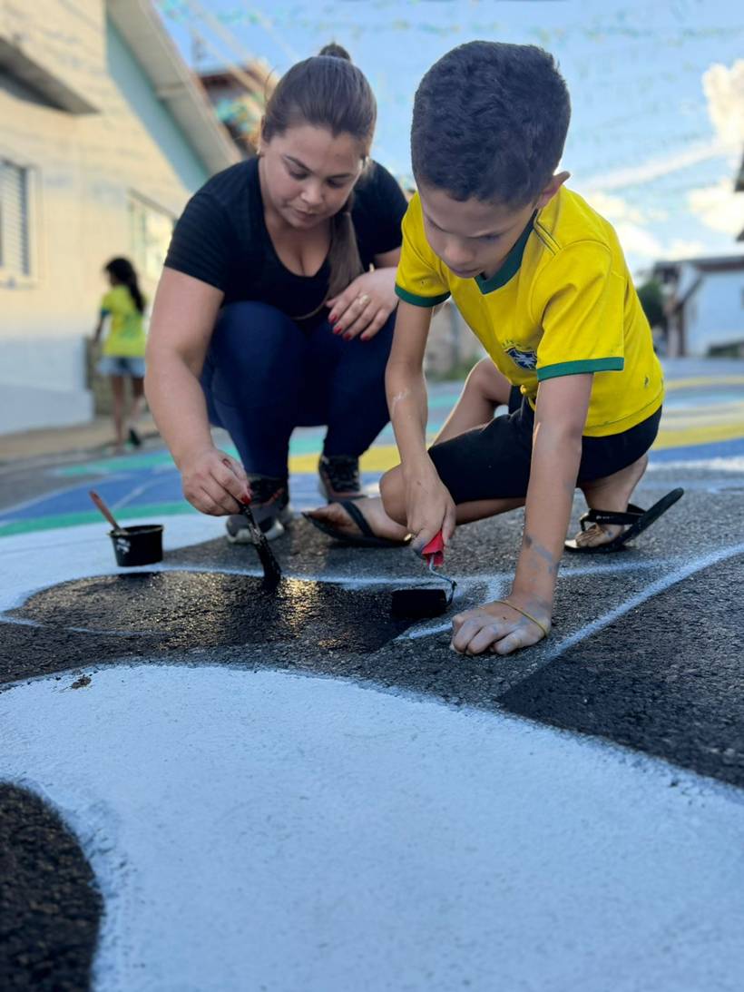 Em clima de copa, artes de Diego Miranda alegram rua em Pouso Alegre