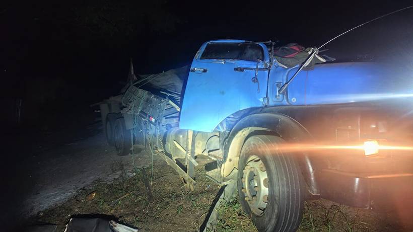 Caminhão tomba na MG-350, em Delfim Moreira, após motorista dormir ao volante